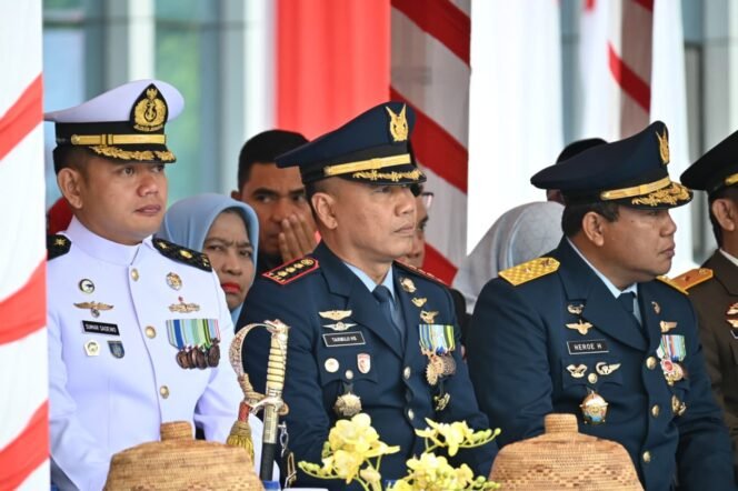 
 Komandan Lanud Haluoleo Kolonel Penerbang Tarmuji Hadi Susanto, S.AP., M.M., M.Sc., menghadiri Upacara Peringatan Hari Veteran Nasional Tahun 2026 di Lapangan Upacara Kantor Gubernur Sulawesi Tenggara