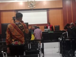 Sidang lanjutan perkara dugaan korupsi pembangunan Stadion Motowe yang bersumber dari APBD tahun 2023 yang digelar Senin, 24 Agustus 2026 malam. Foto: Penafaktual.com