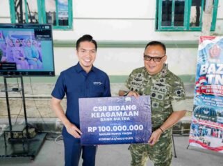Direktur Bank Sultra, Andri Permana Diputra Abubakar (kiri) saat menyerahkan CSR secara simbolis kepada Danrem 143/HO Brigjen TNI Raden Wahyu Sugiarto. Foto: Istimewa