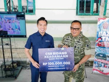 Direktur Bank Sultra, Andri Permana Diputra Abubakar (kiri) saat menyerahkan CSR secara simbolis kepada Danrem 143/HO Brigjen TNI Raden Wahyu Sugiarto. Foto: Istimewa