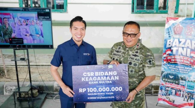 Direktur Bank Sultra, Andri Permana Diputra Abubakar (kiri) saat menyerahkan CSR secara simbolis kepada Danrem 143/HO Brigjen TNI Raden Wahyu Sugiarto. Foto: Istimewa