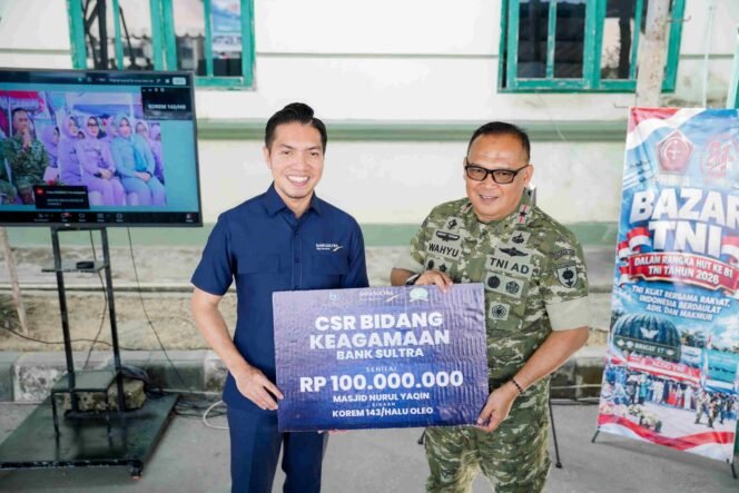 
 Direktur Bank Sultra, Andri Permana Diputra Abubakar (kiri) saat menyerahkan CSR secara simbolis kepada Danrem 143/HO Brigjen TNI Raden Wahyu Sugiarto. Foto: Istimewa