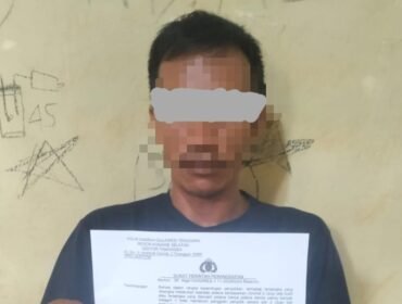 Pria inisial SR (41) ditangkap polisi kasus penipuan bermodus instalasi listrik di Konawe Selatan. Foto: Istimewa