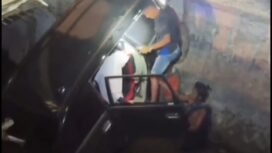 Tampak sebuah mobil berwarna hitam terperosok ke dalam lubang drainase proyek pembangunan deker di Kolaka. Foto: Istimewa