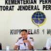 Kepala Seksi Kesyahbandaran UUP Molawe, Capt. Sorinda (tengah) saat memimpin apel pagi seluruh pegawai. Foto: Istimewa