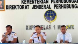 Kepala Seksi Kesyahbandaran UUP Molawe, Capt. Sorinda (tengah) saat memimpin apel pagi seluruh pegawai. Foto: Istimewa