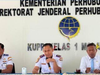 Kepala Seksi Kesyahbandaran UUP Molawe, Capt. Sorinda (tengah) saat memimpin apel pagi seluruh pegawai. Foto: Istimewa