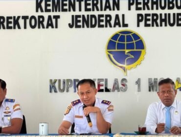 Kepala Seksi Kesyahbandaran UUP Molawe, Capt. Sorinda (tengah) saat memimpin apel pagi seluruh pegawai. Foto: Istimewa