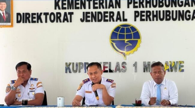 Kepala Seksi Kesyahbandaran UUP Molawe, Capt. Sorinda (tengah) saat memimpin apel pagi seluruh pegawai. Foto: Istimewa