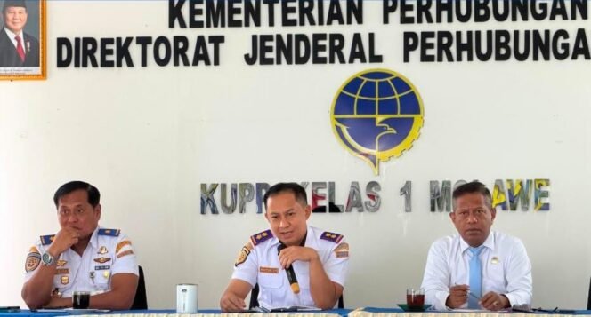 
 Kepala Seksi Kesyahbandaran UUP Molawe, Capt. Sorinda (tengah) saat memimpin apel pagi seluruh pegawai. Foto: Istimewa
