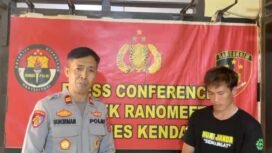 Kapolsek Ranometo, Iptu Sukirman (kiri) saat memberkan keterangan pers terkait video viral live Tik Tok Imran Al Mura (kanan) mengaku sebagai anggota Polri. Foto: Istimewa