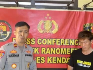 Kapolsek Ranometo, Iptu Sukirman (kiri) saat memberkan keterangan pers terkait video viral live Tik Tok Imran Al Mura (kanan) mengaku sebagai anggota Polri. Foto: Istimewa