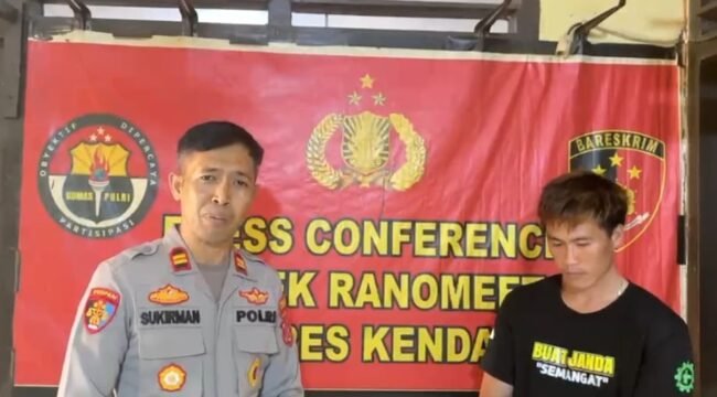 Kapolsek Ranometo, Iptu Sukirman (kiri) saat memberkan keterangan pers terkait video viral live Tik Tok Imran Al Mura (kanan) mengaku sebagai anggota Polri. Foto: Istimewa