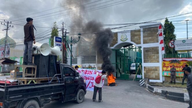 
 Massa JANGKAR Sultra terlihat membakar ban bekas saat demo di Kejati Sultra menuntut agar dilakukan pemeriksaan terhadap jajaran direksi PT Intergra Mining Nusantara. Foto: Istimewa