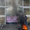 Massa JANGKAR Sultra terlihat membakar ban bekas saat demo di Kejati Sultra dengan tuntutan dilakukan pemeriksaan terhadap jajaran direksi PT Intergra Mining Nusantara. Foto: Istimewa.