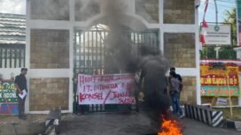 Massa JANGKAR Sultra terlihat membakar ban bekas saat demo di Kejati Sultra dengan tuntutan dilakukan pemeriksaan terhadap jajaran direksi PT Intergra Mining Nusantara. Foto: Istimewa.