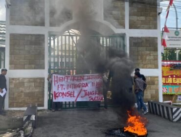 Massa JANGKAR Sultra terlihat membakar ban bekas sa demo di Kejati Sultra dengan tuntutan dilakukan pemeriksaan terhadap jajaran direksi PT Intergra Mining Nusantara. Foto: Istimewa.