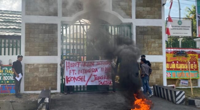 Massa JANGKAR Sultra terlihat membakar ban bekas sa demo di Kejati Sultra dengan tuntutan dilakukan pemeriksaan terhadap jajaran direksi PT Intergra Mining Nusantara. Foto: Istimewa.