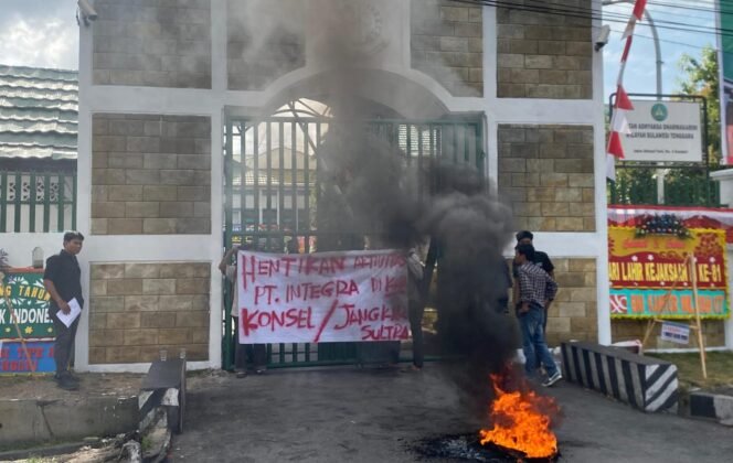 
 Massa JANGKAR Sultra terlihat membakar ban bekas sa demo di Kejati Sultra dengan tuntutan dilakukan pemeriksaan terhadap jajaran direksi PT Intergra Mining Nusantara. Foto: Istimewa.