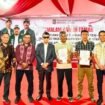 KUPP Kelas I Molawe menyerahkan sertifikat E -Pas Kecil secara simbolis kepada perwakilan nelayan di Konawe Utara. Foto: Istimewa