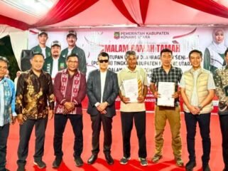 KUPP Kelas I Molawe menyerahkan sertifikat E -Pas Kecil secara simbolis kepada perwakilan nelayan di Konawe Utara. Foto: Istimewa