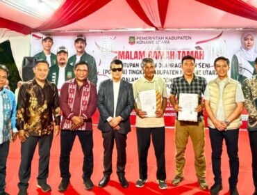 KUPP Kelas I Molawe menyerahkan sertifikat E -Pas Kecil secara simbolis kepada perwakilan nelayan di Konawe Utara. Foto: Istimewa