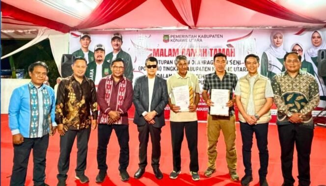 
 KUPP Kelas I Molawe menyerahkan sertifikat E -Pas Kecil secara simbolis kepada perwakilan nelayan di Konawe Utara. Foto: Istimewa