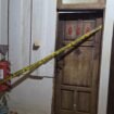 Kepolisian Resor Konawe Utara telah memasang garis polisi di kamar nomor 908 Mess PT Konutara Sejati tempat ditemukannya jasad korban. Foto: Istimewa
