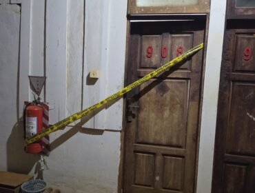 Kepolisian Resor Konawe Utara telah memasang garis polisi di kamar nomor 908 Mess PT Konutara Sejati tempat ditemukannya jasad korban. Foto: Istimewa