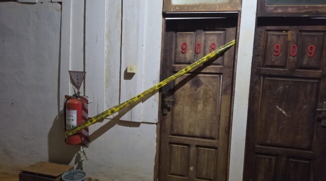 Kepolisian Resor Konawe Utara telah memasang garis polisi di kamar nomor 908 Mess PT Konutara Sejati tempat ditemukannya jasad korban. Foto: Istimewa