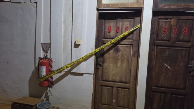 
 Kepolisian Resor Konawe Utara telah memasang garis polisi di kamar nomor 908 Mess PT Konutara Sejati tempat ditemukannya jasad korban. Foto: Istimewa
