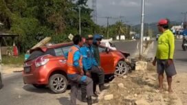 Mobil Toyota Yaris rusak parah pada bagian depan setelah menabrak median jalan di Konda Konawe Selatan. Foto: Istimewa