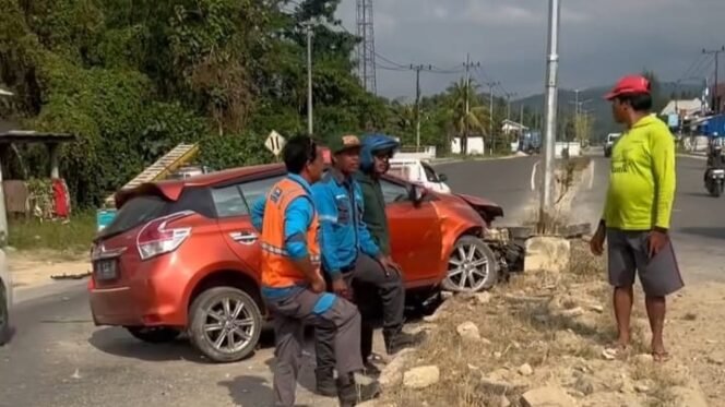 
 Mobil Toyota Yaris rusak parah pada bagian depan setelah menabrak median jalan di Konda Konawe Selatan. Foto: Istimewa