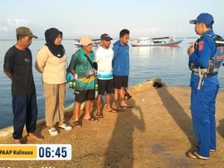 Petugas Polairud saat memberikan pengarahan kepada sejumlah nelayan di Teluk Kulisusu Butur. Foto: Istimewa