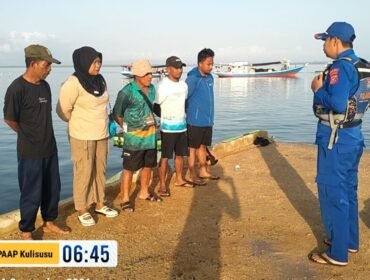 Petugas Polairud saat memberikan pengarahan kepada sejumlah nelayan di Teluk Kulisusu Butur. Foto: Istimewa