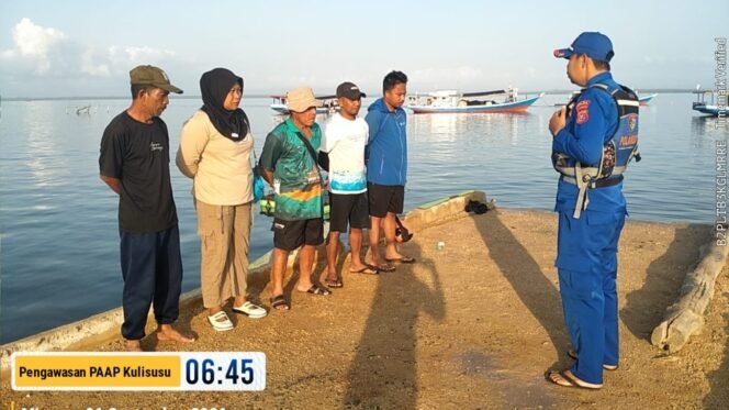 
 Petugas Polairud saat memberikan pengarahan kepada sejumlah nelayan di Teluk Kulisusu Butur. Foto: Istimewa