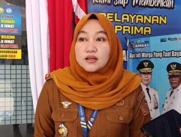 Kepala Samsat Kota Kendari, Elly Fitriaty saat diwawancara. Foto: Penafaktual.com