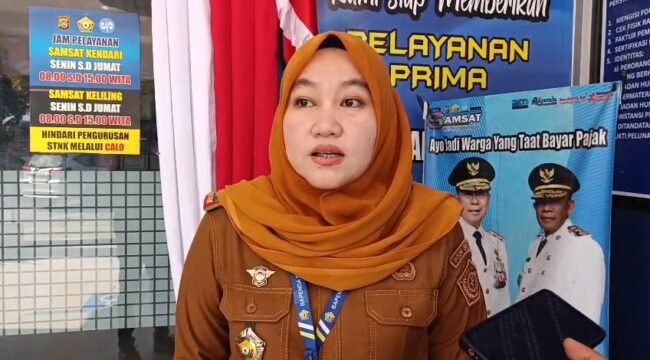 Kepala Samsat Kota Kendari, Elly Fitriaty saat diwawancara. Foto: Penafaktual.com