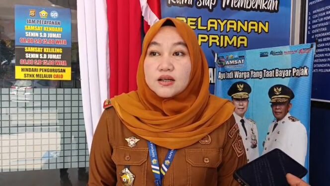
 Kepala Samsat Kota Kendari, Elly Fitriaty saat diwawancara. Foto: Penafaktual.com