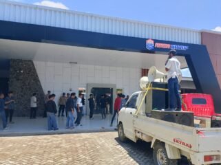 Koordinator aksi, Fardin Nage saat menyampaikan orasi. Foto: Istimewa