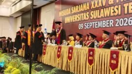 Rektor Unsultra, Prof. Dr. Emg, Jamhir Safani, S.Si., M. Si. saat menyalamai salah satu wisudawan pada Wisuda Sarjana XXXV di Hotel Claro Kendari, Rabu, 9 September 2026.Foto: Panafaktual.com