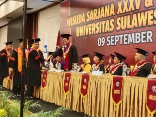 Rektor Unsultra, Prof. Dr. Emg, Jamhir Safani, S.Si., M. Si. saat menyalamai salah satu wisudawan pada Wisuda Sarjana XXXV di Hotel Claro Kendari, Rabu, 9 September 2026.Foto: Panafaktual.com