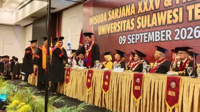 
 Rektor Unsultra, Prof. Dr. Emg, Jamhir Safani, S.Si., M. Si. saat menyalamai salah satu wisudawan pada Wisuda Sarjana XXXV di Hotel Claro Kendari, Rabu, 9 September 2026.Foto: Panafaktual.com
