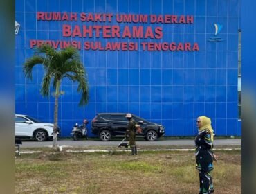 Kepala Instalasi Sanitasi RS Behteramas Kendari, Nonong S.KM, saat melakukan pengawasan terhadap petugas kebersihan di halaman rumah sakit. Foto: Istimewa
