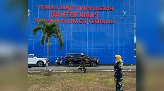 Kepala Instalasi Sanitasi RS Behteramas Kendari, Nonong S.KM, saat melakukan pengawasan terhadap petugas kebersihan di halaman rumah sakit. Foto: Istimewa