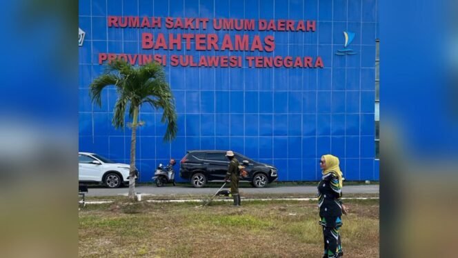 
 Kepala Instalasi Sanitasi RS Behteramas Kendari, Nonong S.KM, saat melakukan pengawasan terhadap petugas kebersihan di halaman rumah sakit. Foto: Istimewa