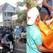 Kerumunan warga di depan Hotel Jeneberang Raha setelah ditemukan mayat pria di dalam hotel. Foto: Istimewa