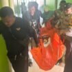 Personel kepolisian saat mengevakuasi jenazah pria asal Matarawa inisial MA (25) yang ditemukan di dalam kamar hotel Jeneberang Raha. Foto: Istimewa