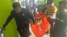 Personel kepolisian saat mengevakuasi jenazah pria asal Matarawa inisial MA (25) yang ditemukan di dalam kamar hotel Jeneberang Raha. Foto: Istimewa