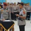 Kapolda Sultra, Irjen Pol Himawan Bayu Aji saat memimpin upacara sertijab pergantian jabatan Kapolresta Kendari. Foto: Istimewa